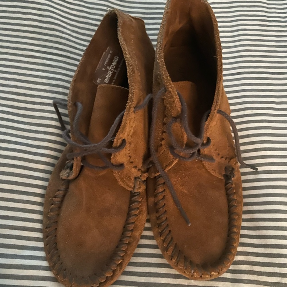 Minnetonka Tan Leather Chukka Boots
